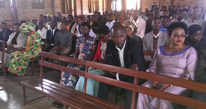 Abarimu baturutse hirya no hino bari baje kwizihiza uwo munsi