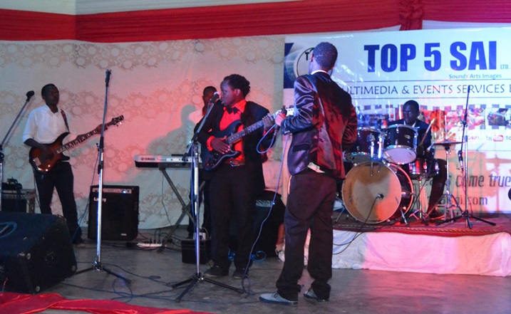 Abaririmbye muri icyo gitaramo bose bacuranze umuziki wa Live.