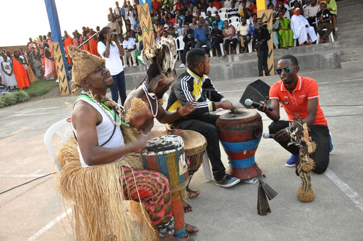 Abaririmbyi n'abakaraza bo muri Kongo.