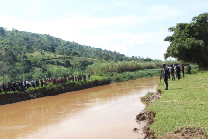 Abanyarwanda n'Abarundi baganira mbere y'uko inka yambuka