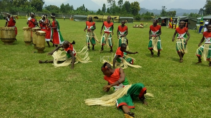 Abarundi nabo berekanye imbyino z'iwabo.