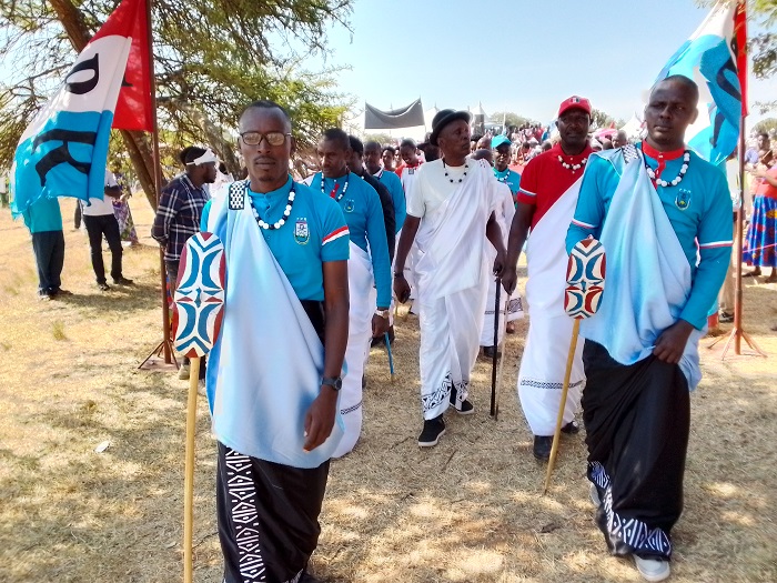Abasaza bari bakenyeye Kinyarwanda