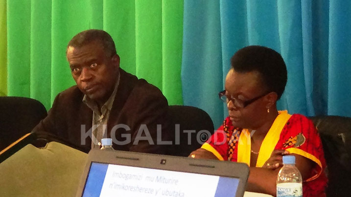 Aba basenateri ngo bagiye kumara icyumweru kirenga basuzuma ibibazo by'imiturire mu Karere ka Muhanga.