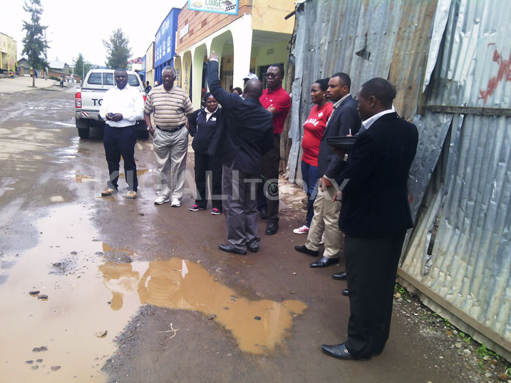 Abasenateri n'abakozi ba RTDA ndetse n'ab'akarere bareba imihanda yo mu Mujyi wa Musanze igomba gusanwa.