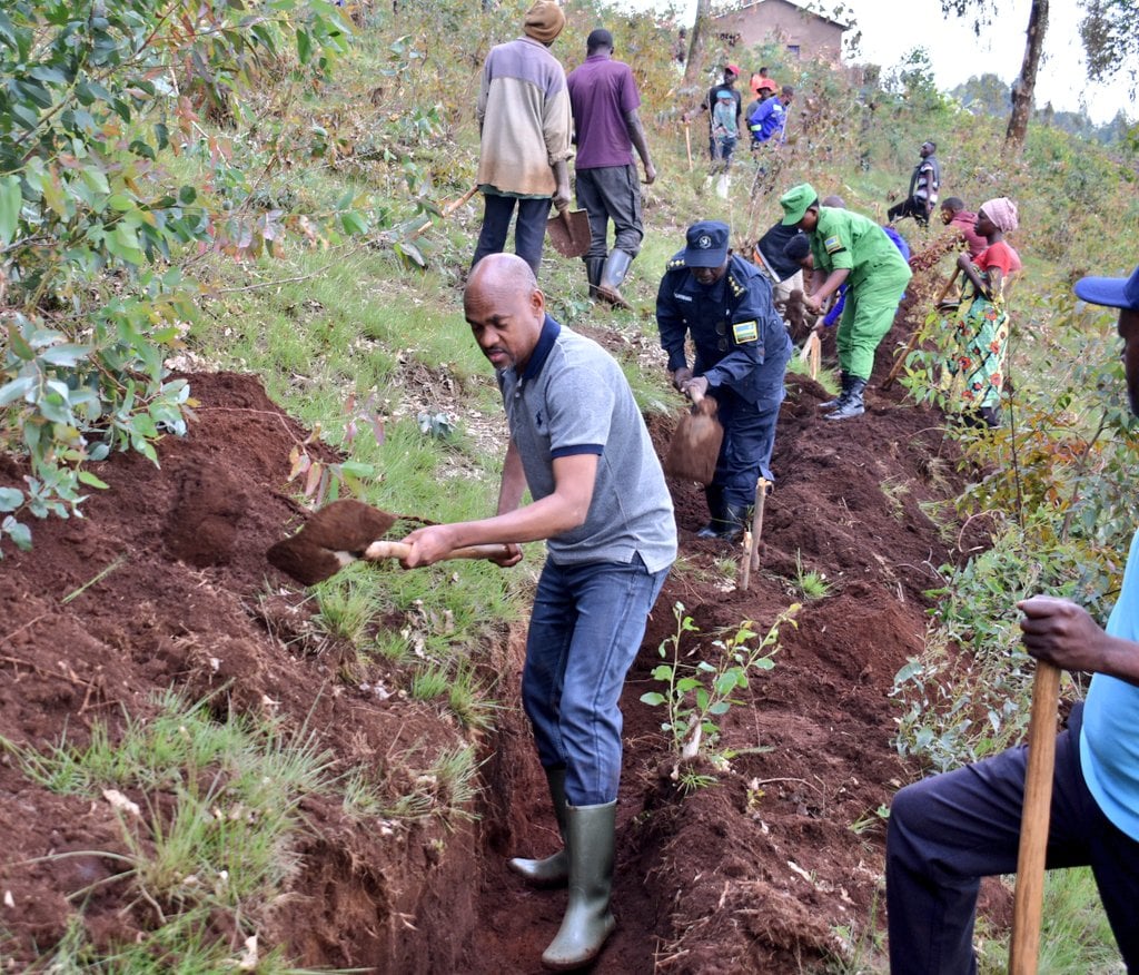 Abasenateri bakoranye umuganda n'Abanyarulindo
