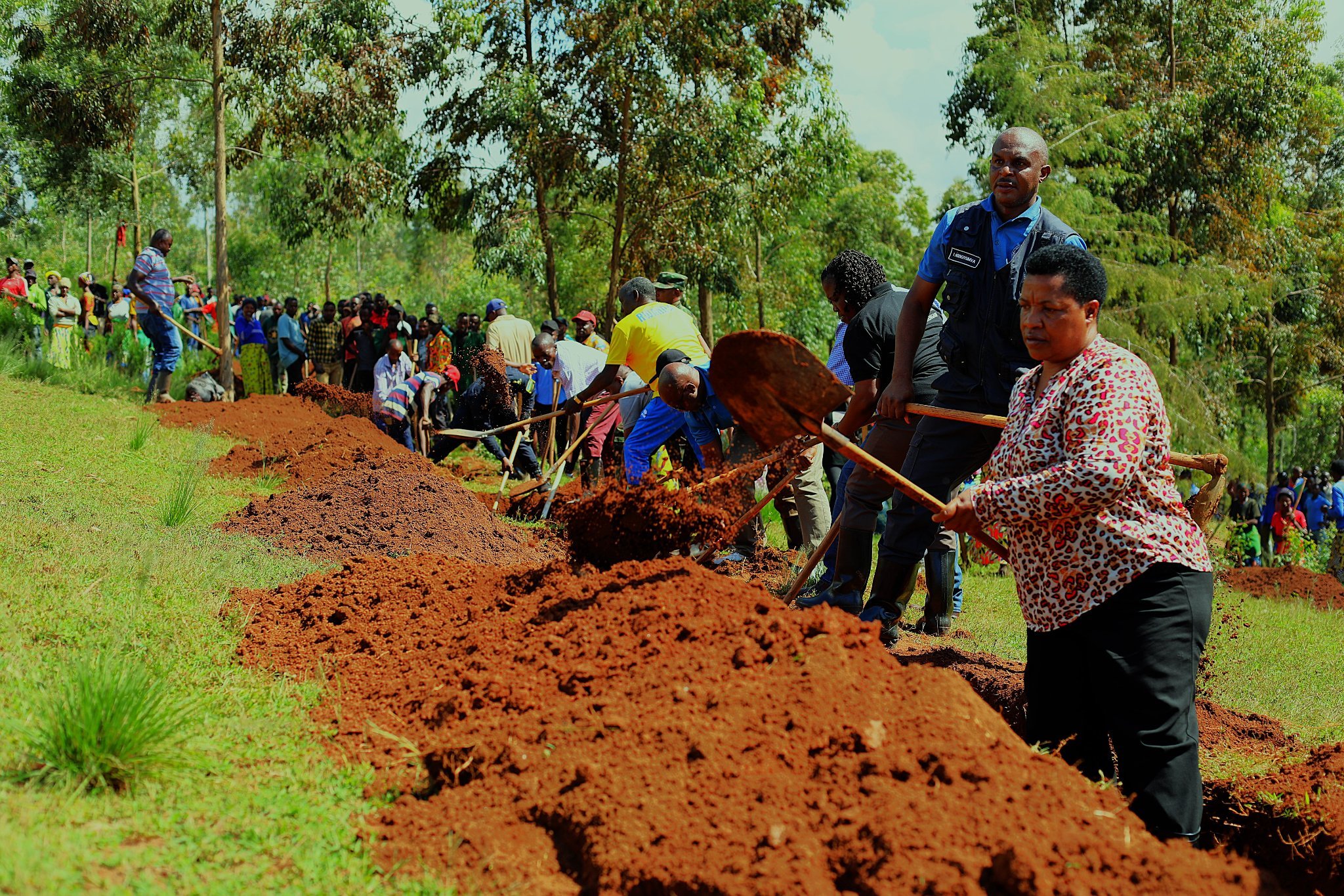 Abasenateri barimo Mureshyankwano bafatanyije n'abaturage bo mu Karere ka Gakenke gucukura imirwanyasuri