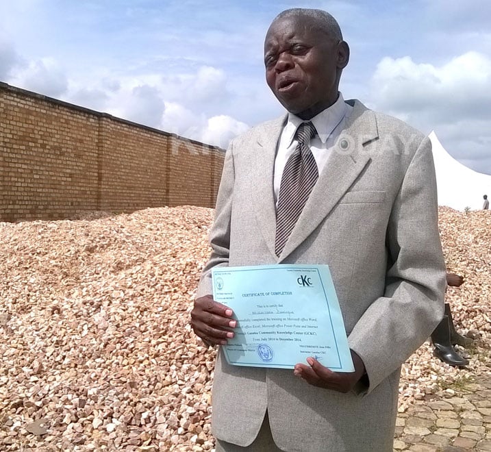 Abasheshe akanguhe basanga buri wese ku rwego ariho akenera ikoranabuhanga. Dominiko Nkurikiyinka, ku myaka 69 ubu ashobora gusangira n