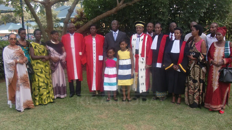 Abashinjacyaha barahiye bari kumwe na Minisitiri w'Intebe Anastase Murekezi, imiryango yabo n'inshuti