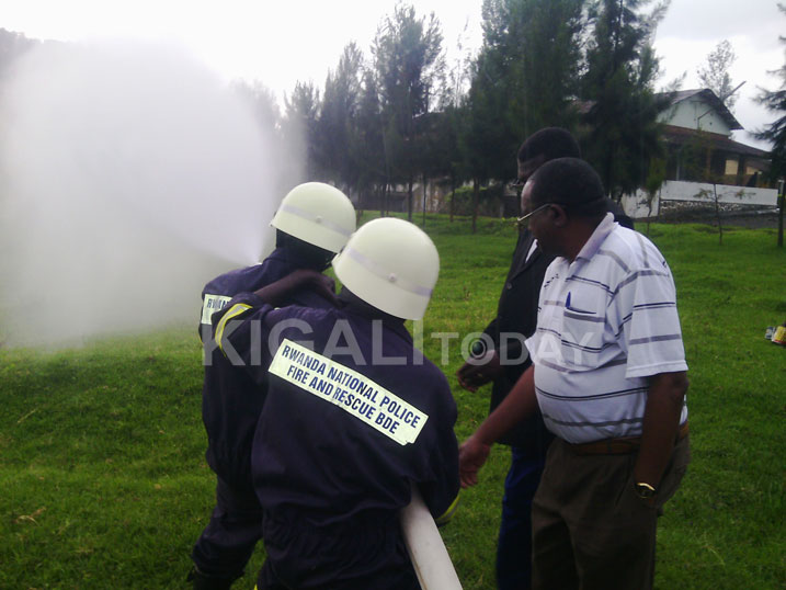 Abaturage berekwa uko bakoresha iyi modoka mu kuzimya umuriro.