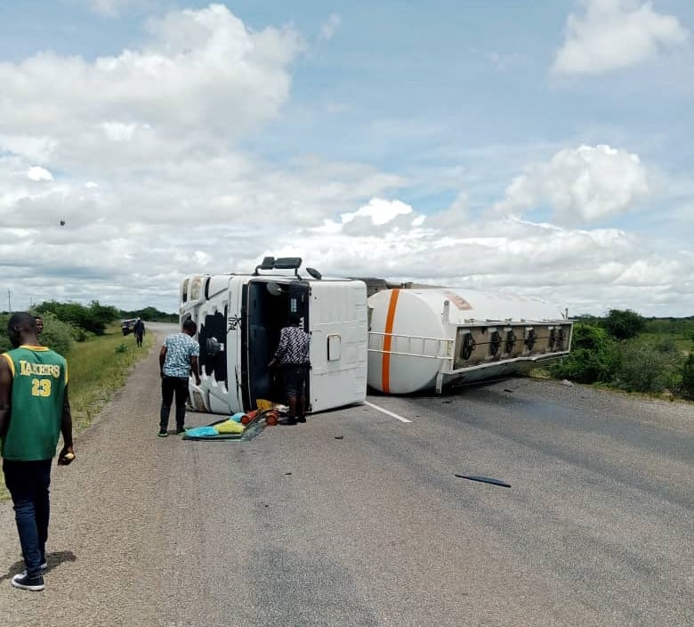 Abashoferi batwara amakamyo by'umwihariko ayambukiranya imipaka baravuga ko bahangayikishijwe cyane no kutagira ubwishingizi mu kwivuza kuko iyo bagiriye impanuka mu kazi babura ubarengera
