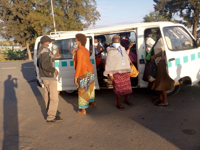 Aba bagenzi bakuwe mu modoka kuko yari itwaye abarenze abemewe, aha babazaga umushoferi uko bigenda