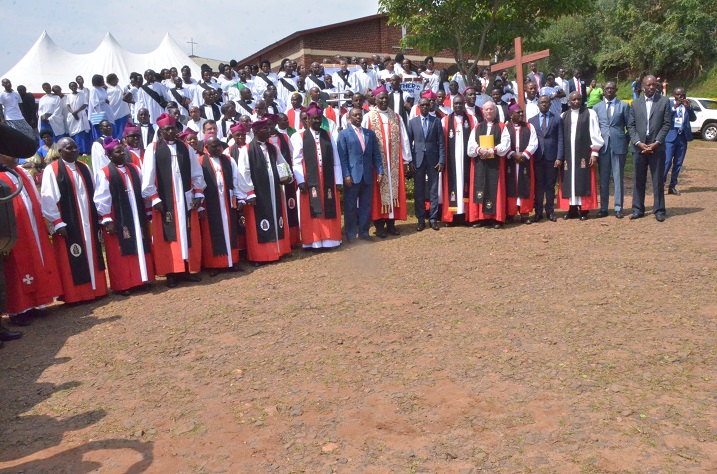 Abashumba bakuru b'itorero Anglican hamwe n'abayobozi b'inzego za Leta batashye urusengero rushya