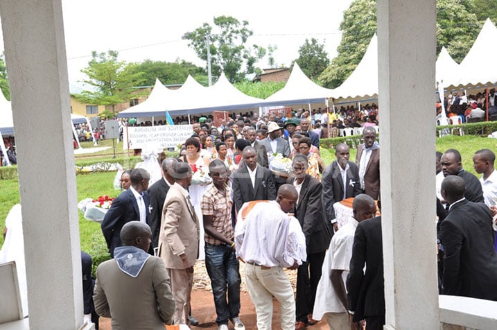 Abashyingura ababo mu rwibutso basaba ko habikwa ubuhamya kuri Jenoside n