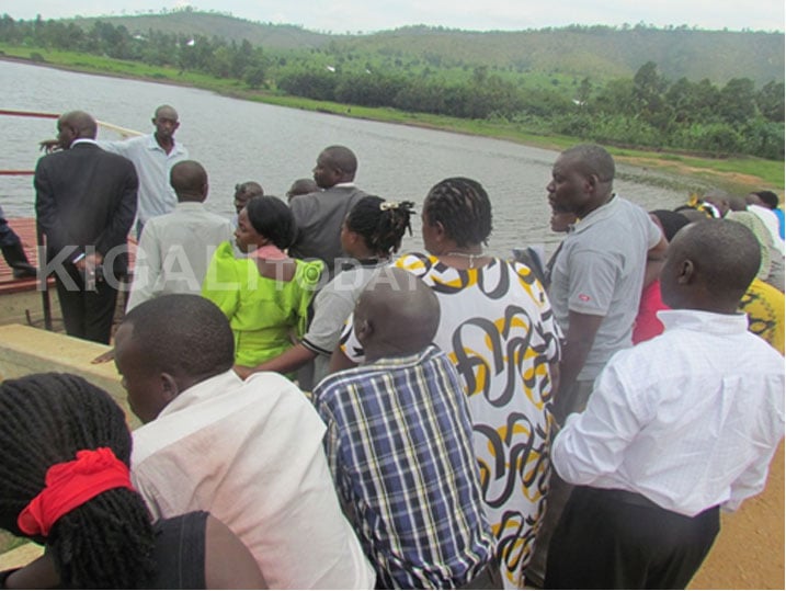 Abashyitsi baturutse mu gihugu cya Uganda, berekwa uburyo bwo kuhira kijyambere.