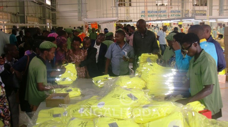 Abashyitsi bareba uko imwe mu mirimo y'uru ruganda rwa C&H Garment ikorwa