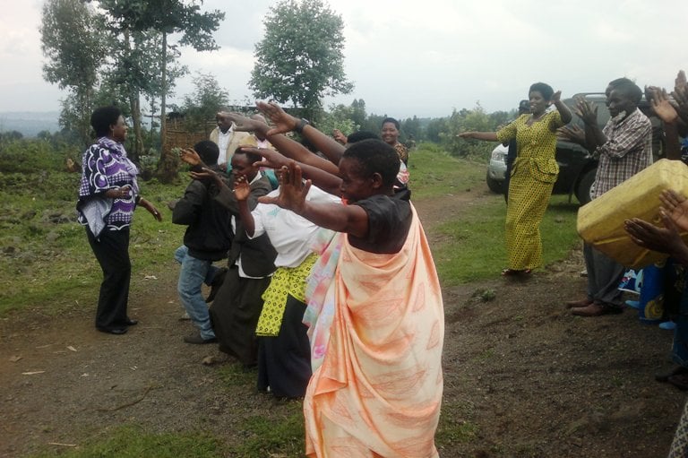 Abasigajwe inyuma n'amateka bo mu murenge wa Gahunga bakira Dr. Mukabaramba ubwo yabasuraga.