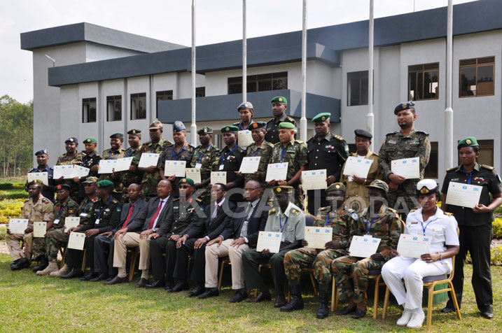 Abasirikare 24 basoje amahugurwa ku kubungabunga amahoro bafata ifoto y