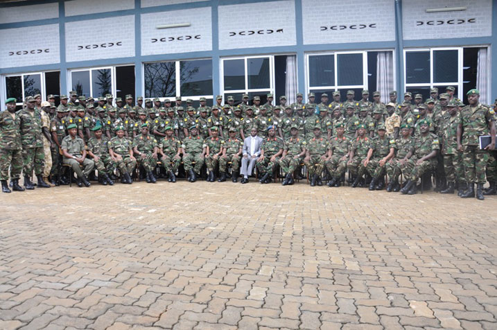 Abasirikare barangije amahugurwa bafata ifoto y