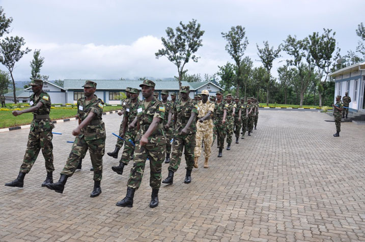 Abasirikare barangije amahugurwa ku karasisi biyereka abitabiriye uyu muhango.