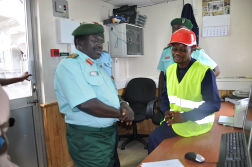 Brig. Gen Ezekiel Elias Kayunga asobanuza uburyo bavoma gaz Methane.