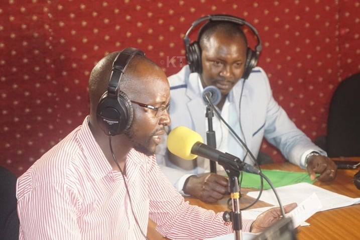Abasizi Nihabwikuzo (ibumoso) na Niyigaba uzwi nka Gasizi ka Sinza bavuze imivugo inyuze amatwi igatanga n'imikoro.