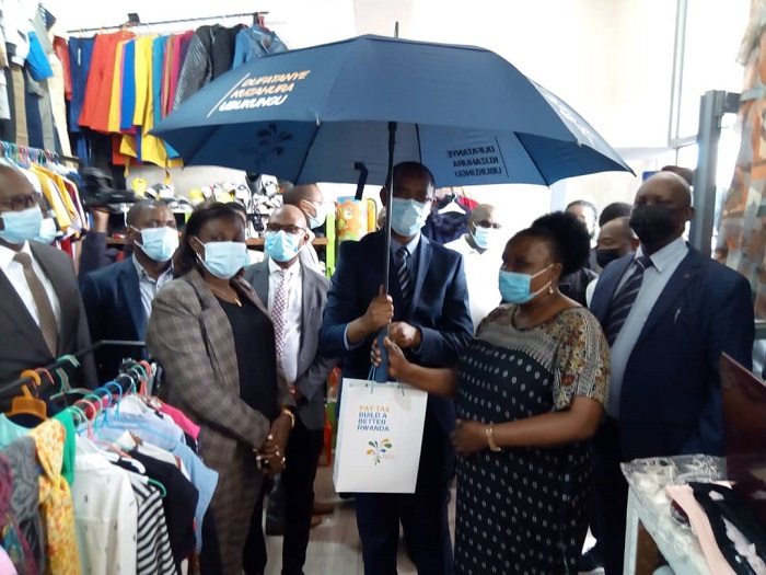 Komiseri mukuru wa RRA yasuye abacuruzi baciriritse mu isoko rya Muhanga abashishikariza gukoresha EBM