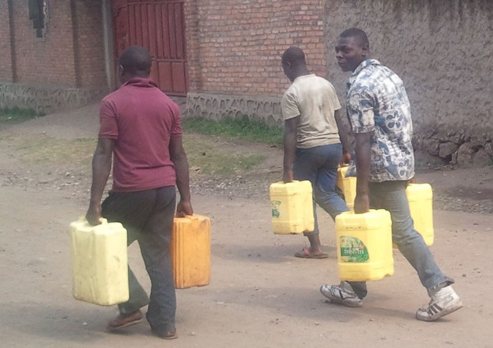 Abasore bo mu mujyi wa Gisenyi babonye akazi ko gushaka amazi kubera uburyo bivuna.