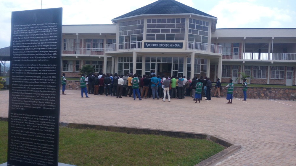Abasura urwibutso rwa Jenoside rwa Murambi babona muri iyi nzu amateka ya Jenoside mu Rwanda muri rusange, n