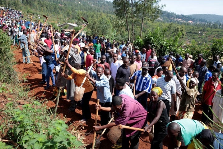 Abaturage bagize uruhare runini mu kwikorera umuganda, aho baharuye umuhanda bakagashinga ibiti bizanyuzwamo amatara.