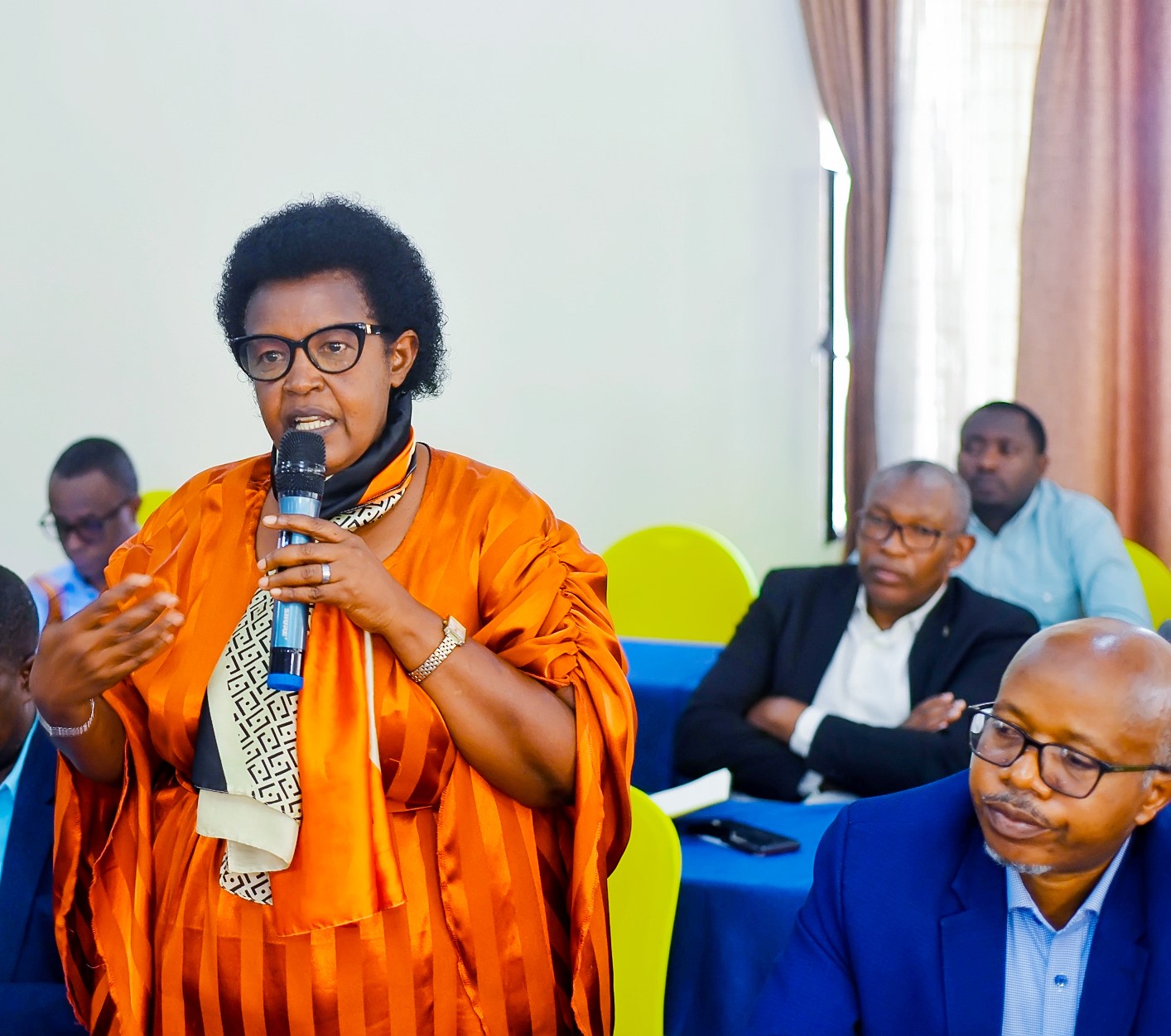 Abatanga ibitekerezo ku mikoranire bavuga ko hari imiryango itari iya Leta idatanga ingenamigambi n'iteganyabikorwa bikaba bigoye kumenya agaciro k'imishinga yabo n'icyo imarira abaturage