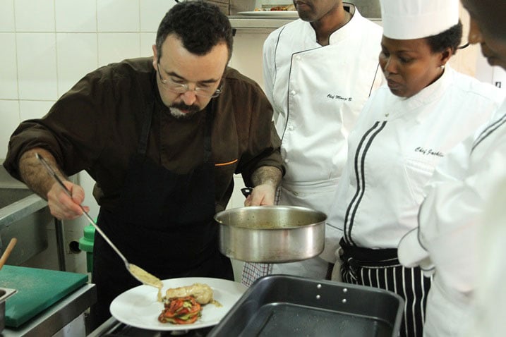 Abatetsi bakuru, chefs, umunani bahugurwa bakora mu mahoteli n