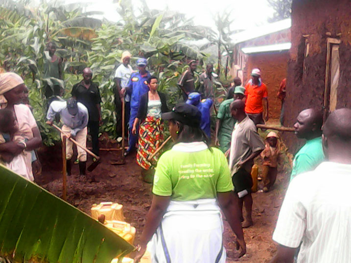 Abatishoboye bafite amazu yasenyutse bahawe umuganda n