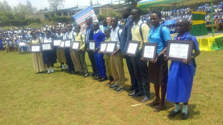 Abatsinze uko ari 12 bahigitse abandi barenga 3000 bari bitabiriye irushanwa ryo kwandika