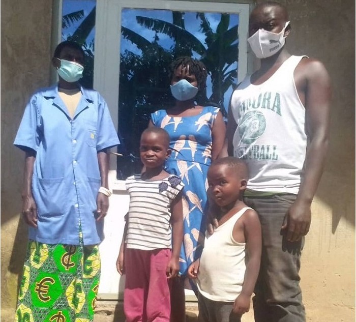 Umuryango wa Usanase na Umurangamirwa hamwe n'abana babo, n'Umujyanama w'Ubuzima ubaha serivisi zo kuboneza urubyaro