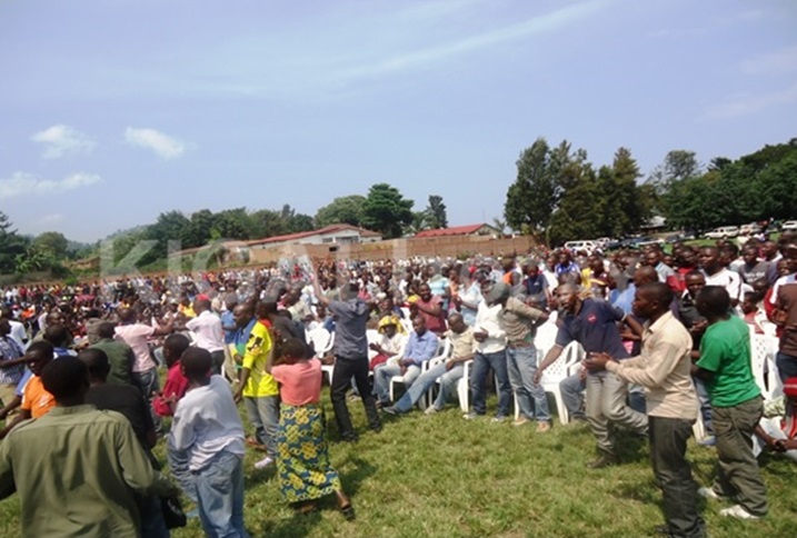 Abaturage babinyujije mu mbyino no mu nyandiko, basaba ko Perezida Kagame yakomeza kuyobora nyuma ya 2017.
