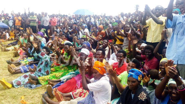 Abaturage b'i Gahengeri ngo bose baracyakeneye Paul Kagame ku buryo utanze igitekerezo kimuvuga ibigwi bose bacyakirana amashyi n'impundu.