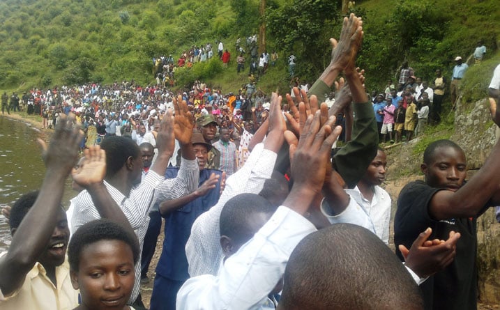 Abaturage bishimiye ubwato bahawe n'ingabo z'igihugu.