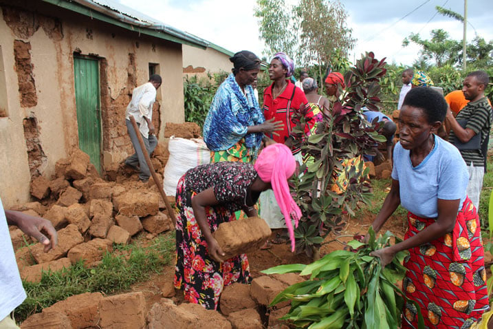 Abaturage ba Fumbwe bifatanyije na AVEGA mu muganda wo gusana amazu y