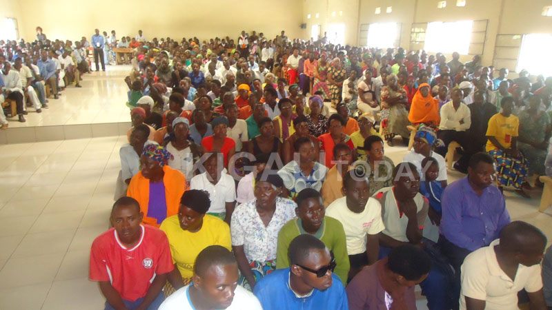 Bamwe mu baturage bari bitabiriye umuhango wo gutangiza icyumweru cyo kwibuka ku nshuro ya 21 abazize Jenoside yakorewe Abatutsi.