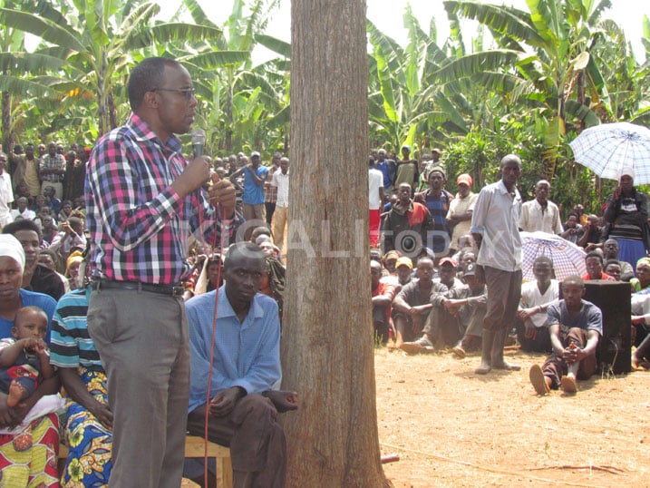 Abaturage babanje gusobanurirwa impamvu intumwa za rubanda ziri kwakira ibitekerezo byabo.