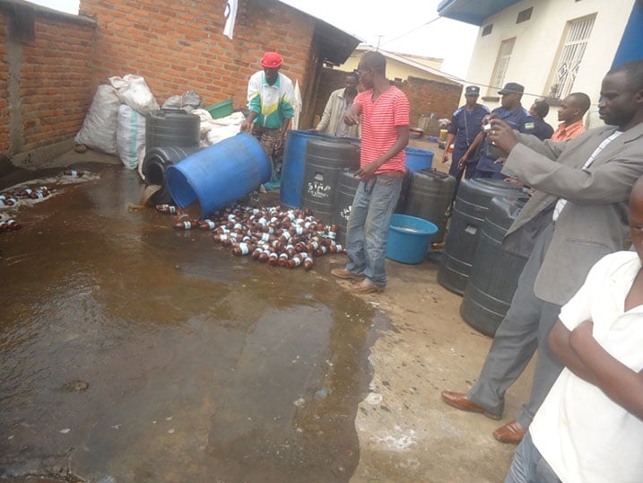 Aha abaturage bafatanyaga na Polisi kumena ibiyobyabwenge bya Kambuca byari byafatiwe mu Murenge wa Kamembe.