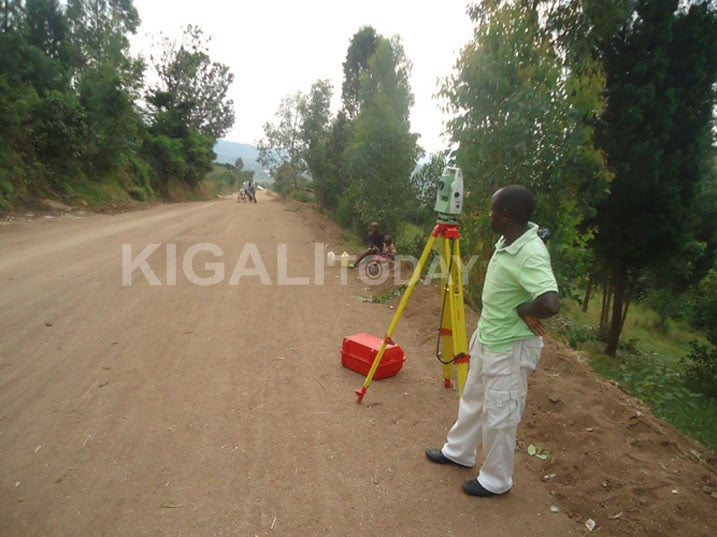 Abaturage basaba kubwirwa niba bazishyurwa cyangwa batazishyurwa ibyo babariwe nk'ingurane kuri uyu muhanda kuko ngo babona watangiye gukorwa batarishyurwa.