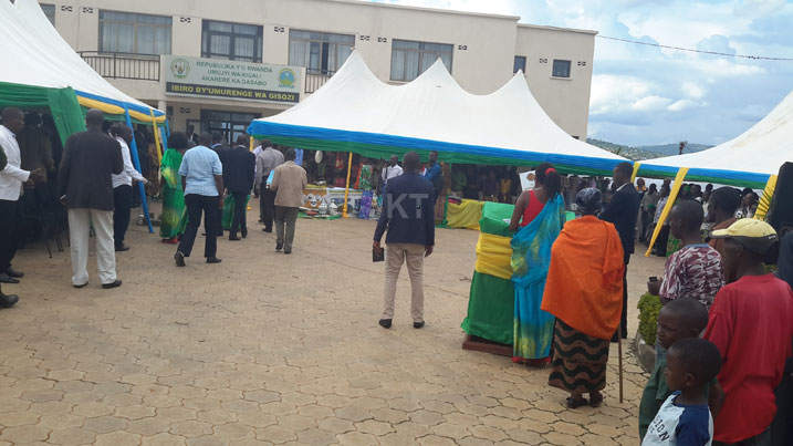 Abaturage bakiranye urugwiro Mayor w'Umujyi wa Kigali.