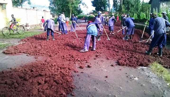 Abaturage bakora umuganda wo gutunganya umuhanda uzajya unyurwamo n