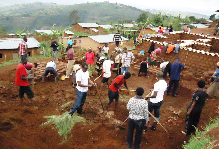 Abaturage bakuwe muri Nyakatsi no mu manegeka bubakirwa ku mudugudu.