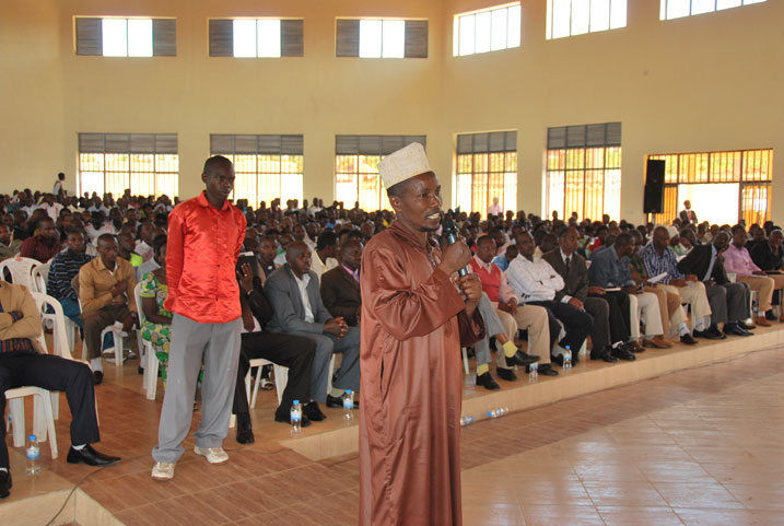 Abaturage banahawe umwanya babaza ibibazo bari bafite.