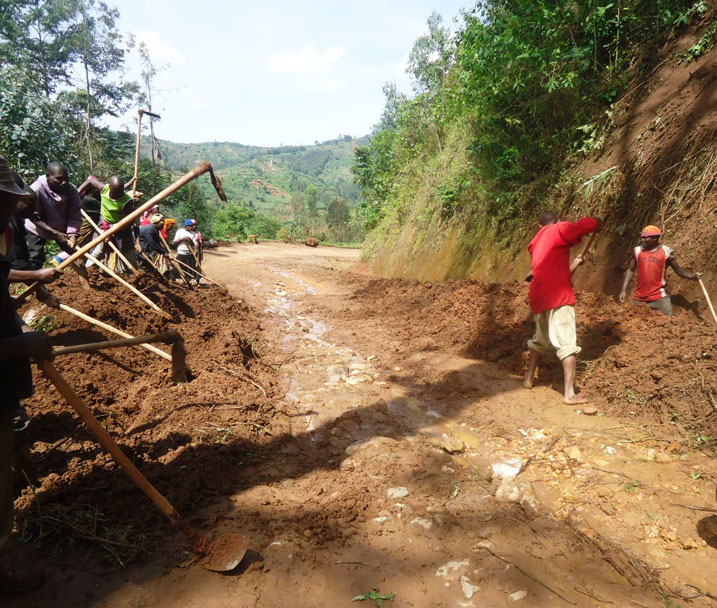 Tariki ya 21/10/2014 abaturage baramukiye mu muganda wo gukura inkangu mu muhanda ngo wongere ube nyabagendwa.