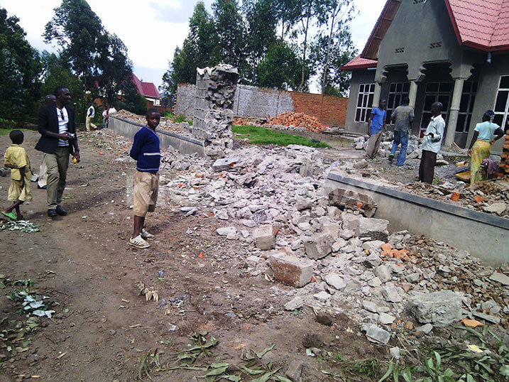Abaturage bari gusenya ibipangu byabo ngo umuhanda uzabone aho uzanyura.