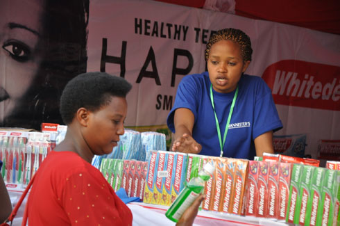 Umwe mu bitabiriye Expo asaba ibisobanuro ku miti koreshwa mu koza amenyo.