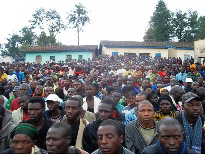 Abaturage bari baje ari benshi kwifatanya na Perezida wa Sena mu muganda rusange.